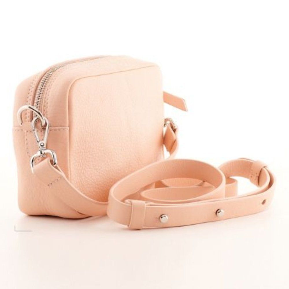 Levi's Women's Bovine Leather Zip Camera Bag Detachable Strap Authentic $99